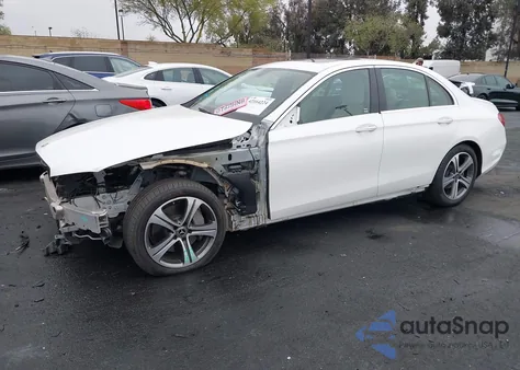 2020 Mercedes-Benz E 350 z USA, uszkodzony, nr VIN WDDZF8DB4LA745452